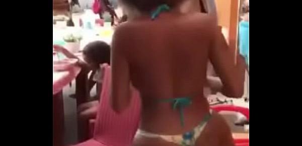  Negra africana dançando gostoso